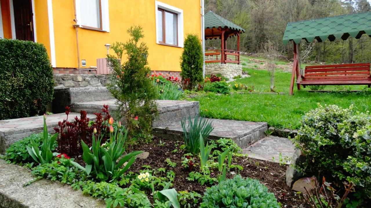 Guest House Karpaty Yaremche Bagian luar foto